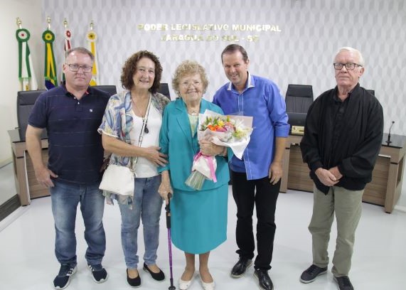 Centenária dona Lilly Gumz recebe homenagem da Câmara de Jaraguá do