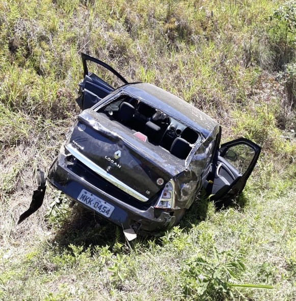 Grávida fica presa às ferragens após capotamento na Via Rápida OCP