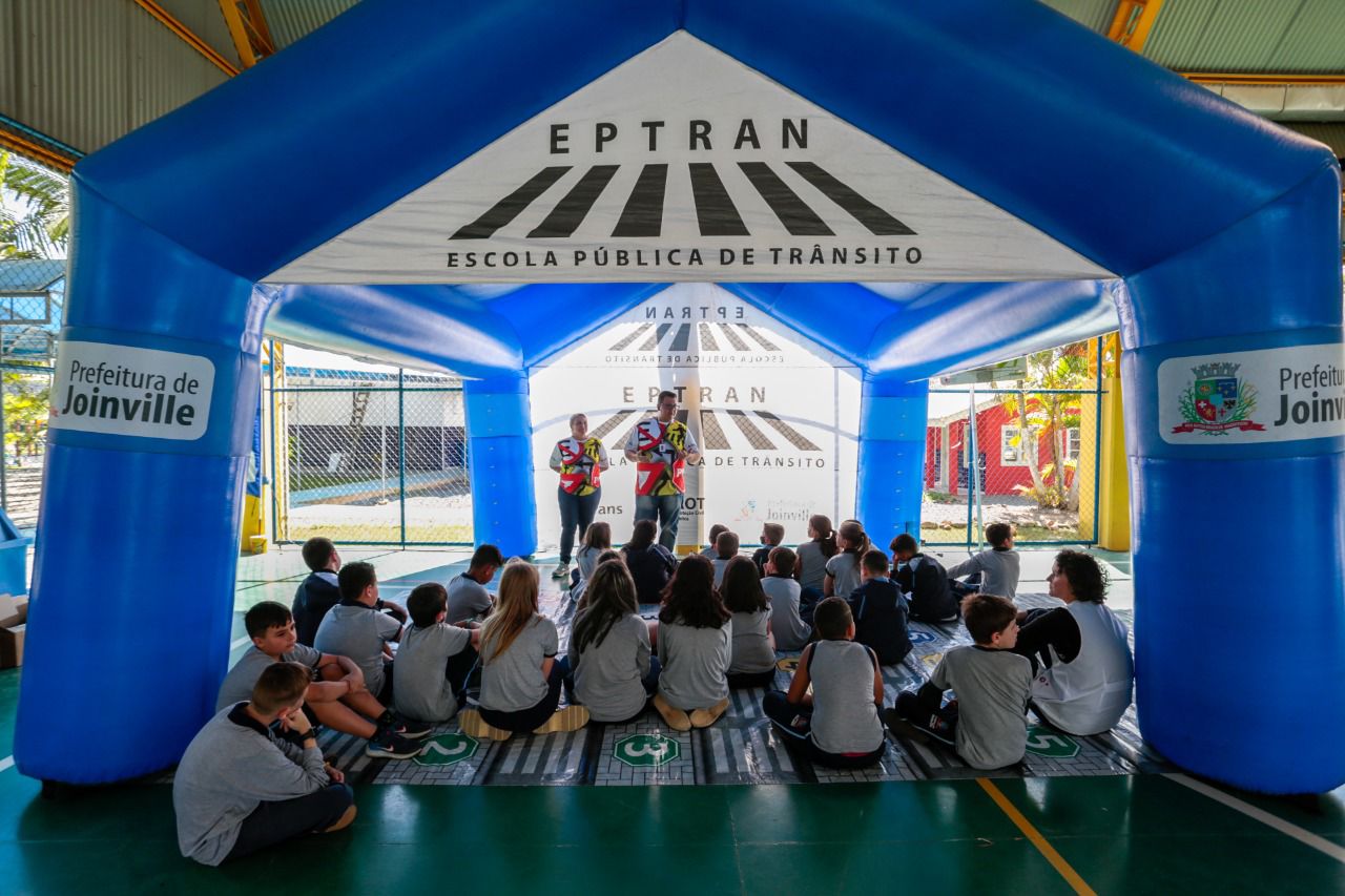 Circuito Para Ensinar Crian As Sobre O Tr Nsito Montado Em Escola