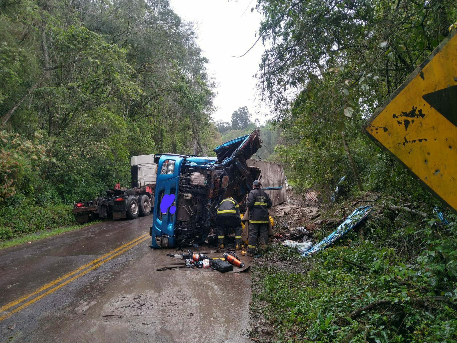 Homem Morre Ap S Carreta Carregada Cimento Capotar Em Sc Ocp News