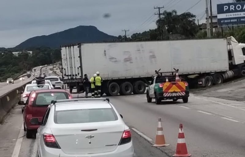 Caminh O Fica Atravessado Na Pista E Complica Tr Nsito Na Br Na