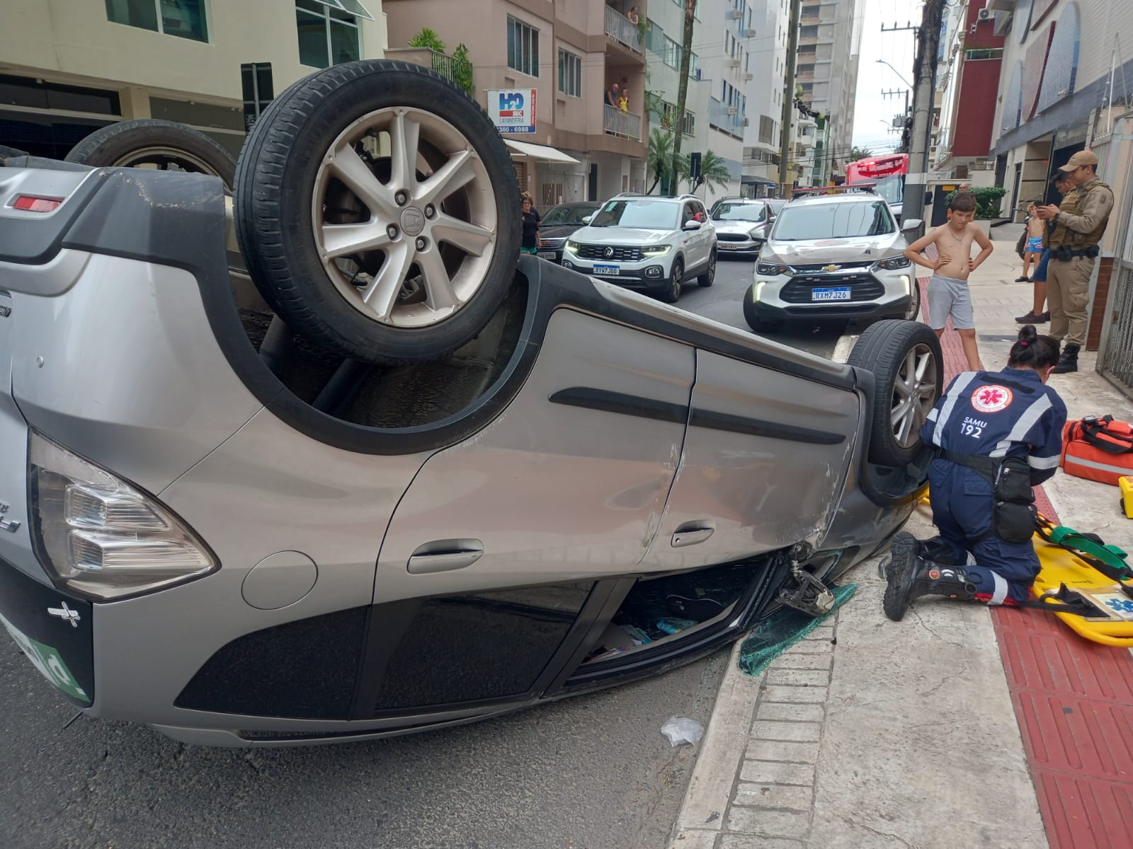 Idosa Causa Engavetamento De Carros Estacionados E Capota Ve Culo Em