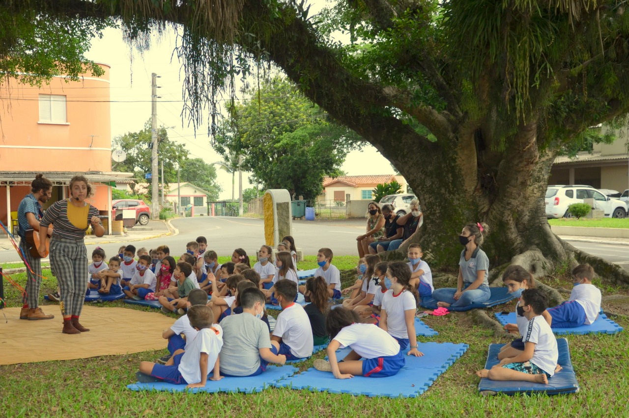 Grupo de teatro Cirandela faz circulação por escolas municipais de Criciúma