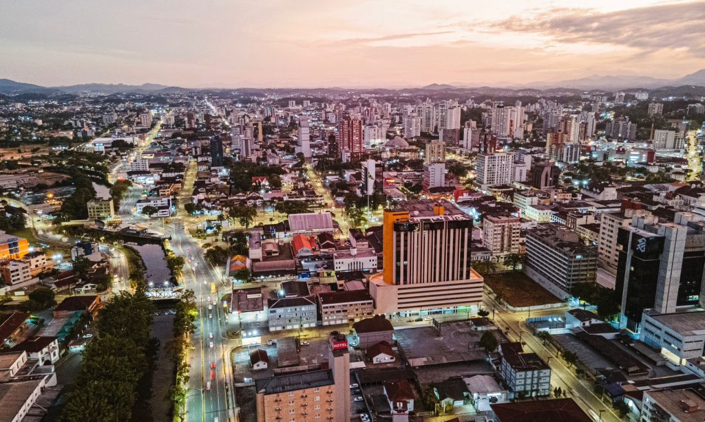 Quais são as cidades de SC com mais de 100 mil habitantes